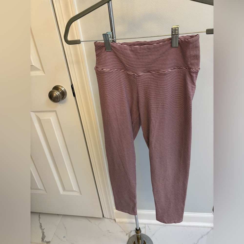 Never worn American eagle leggings, run small; 3/4 length